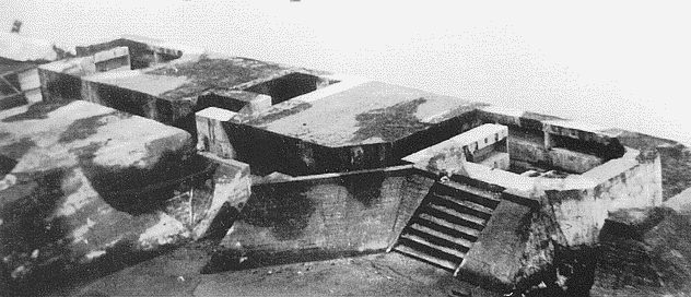 Фрагмент крыши бункера с ячейками для зенитных орудий.