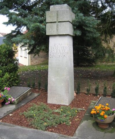 д. Шперемберг. Памятник на братской могиле, в которой захоронено 109 немецких солдат, погибших в апреле - мае 1945 года.