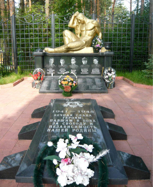 с. Хомичи Калинковического р-на. Памятник, установленный на братской могиле, в которой похоронено 186 воинов, погибших в ноябре 1943 года.