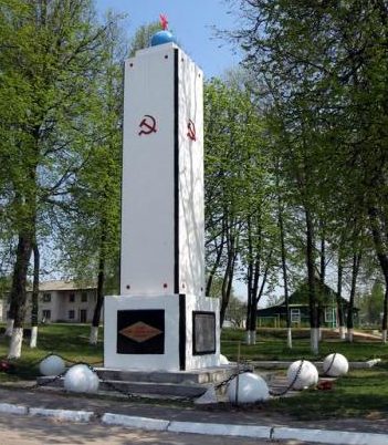 п. Козловщина Дятловского р-на. Памятник, установленный на братской могиле, в которой похоронено 176 солдат Красной Армии и партизан, погибших при освобождении района в 1944 году.
