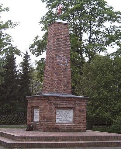 Коммуна Шёнайхе. Памятник, установлен у братских могил, в которых похоронено 239 советских воинов. 
