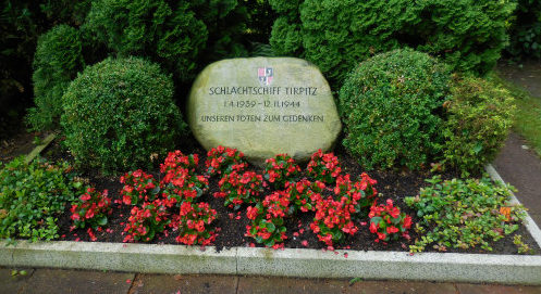 г. Вильгельмсхафен. Памятный камень в честь экипажа линкора «Тирпиц», погибшего 12 ноября 1944 года.
