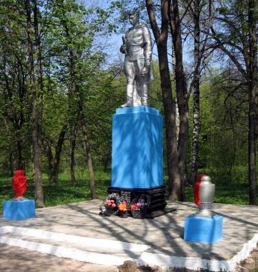 п. Козловщина Дятловского р-на. Памятник, установленный в 1967 году в память о 70 земляках, не вернувшимся с войны.