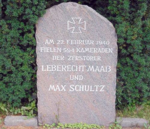 г. Вильгельмсхафен. Памятный камень в честь экипажей эсминцев «Леберок Маасс» и «Макс Шульц», на которых погибло 594 немецких моряка.