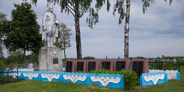 д. Юровичи, Калинковичского р-на. Памятник, установленный на братской могиле, в которой захоронено 417 советских воинов.