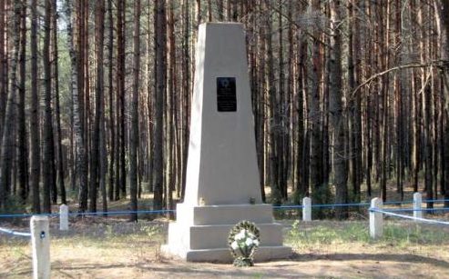 д. Курпеши Дятловского р-на. Памятник, установленный на братской могиле, в которой похоронено 2800 мирных жителей, расстрелянных немецко-фашистскими захватчиками в апреле 1942 года.