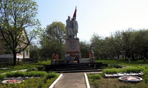 д. Лопушно Дятловского р-на. Памятник, установленный в 1967 году в память о 27 земляках, не вернувшимся с войны.