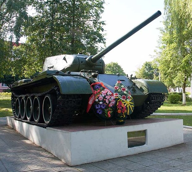 п. Корма. Памятник-танк Т-34 освободителям поселка.