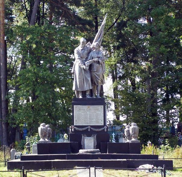 д. Зачепичи Щучинского р-на. Памятник, установленный в 1958 году на братской могиле, в которой похоронено 76 советских воинов. 