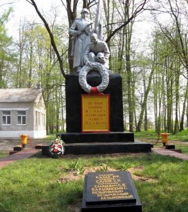 д. Мировщина Дятловского р-на. Памятник, установленный в память об 11 земляках, не вернувшимся с войны.