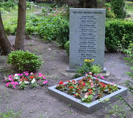 п. Шонехей. Братская могила советских солдат. 