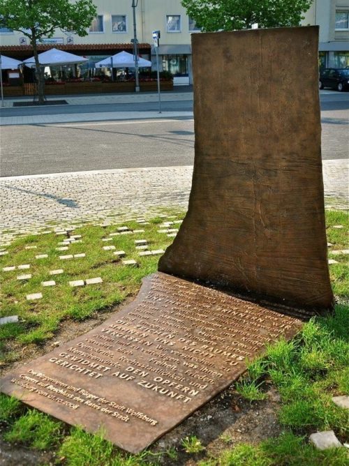 г. Вольфсбург. Памятник на месте трудового лагеря «Арбайтсдорф», в котором содержалось 800 заключенных.