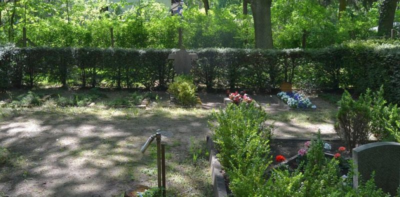 п. Шонехей. Братская могила жертв авиационного налета союзников 8 марта 1944 года.