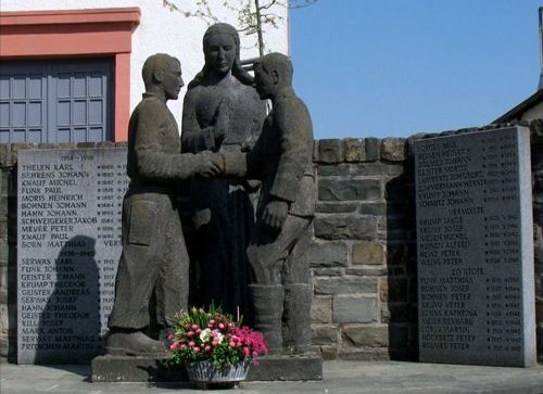 Коммуна Швирцхайм. Памятник землякам, погибшим во время обеих мировых войн.