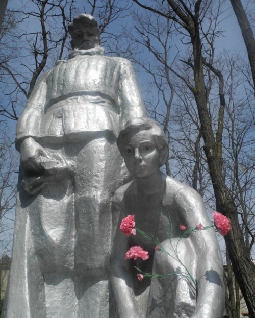 п. Хойники. Памятники советским воинам в зоне отчуждения.