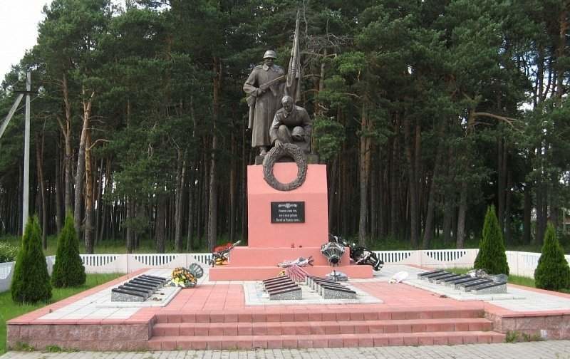 п. Новоельня Дятловского р-на. Памятник, установленный на братской могиле, в которой похоронено 23 советских воина, погибших в боях с немецко-фашистскими захватчиками при освобождении района в 1944 году. 