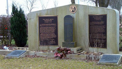 Коммуна Perl. Памятник немецким и американским солдатам, погибшим в этом регионе в 1944-1945 годах.