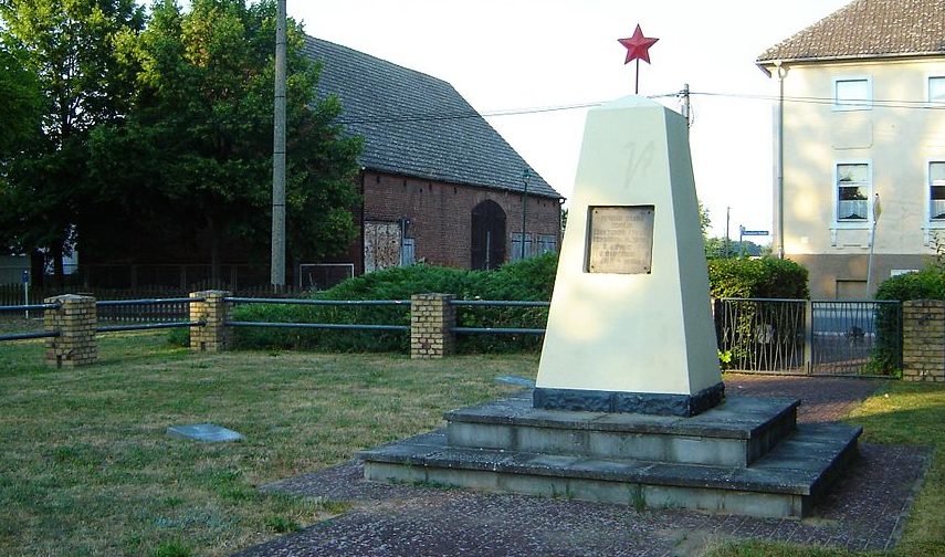 Муниципалитет Штайнхёфель. Памятник на братской могиле, в которой захоронено 55 советских воинов.