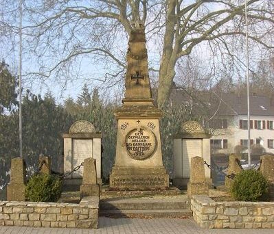 д. Нидалддорф. Памятник землякам, погибшим во время обеих мировых войн.