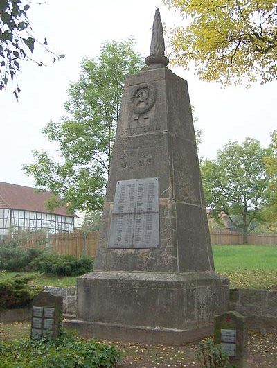 д. Унтерзуль. Памятник, установленный на братской могиле, в которой похоронено 107 советских военнопленных.