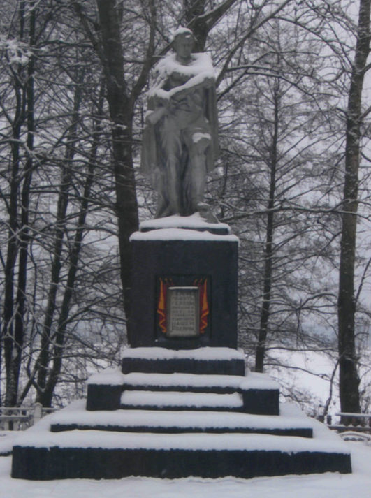 д. Орля Щучинского р-на. Памятник, установленный в 1967 году на братской могиле, в которой похоронено 57 советских воинов и партизан. 