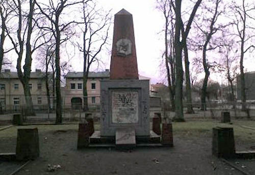 г. Эберсвальде. Памятник на братской могиле, в которой захоронено 7 советских воинов.