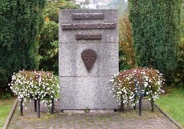 Комуна Фрауэнзее. Памятник на месте трудового концлагеря «Фрауэнзее-Спринген», 500 заключенных которого работало на шахтах. 14 из них погибло.