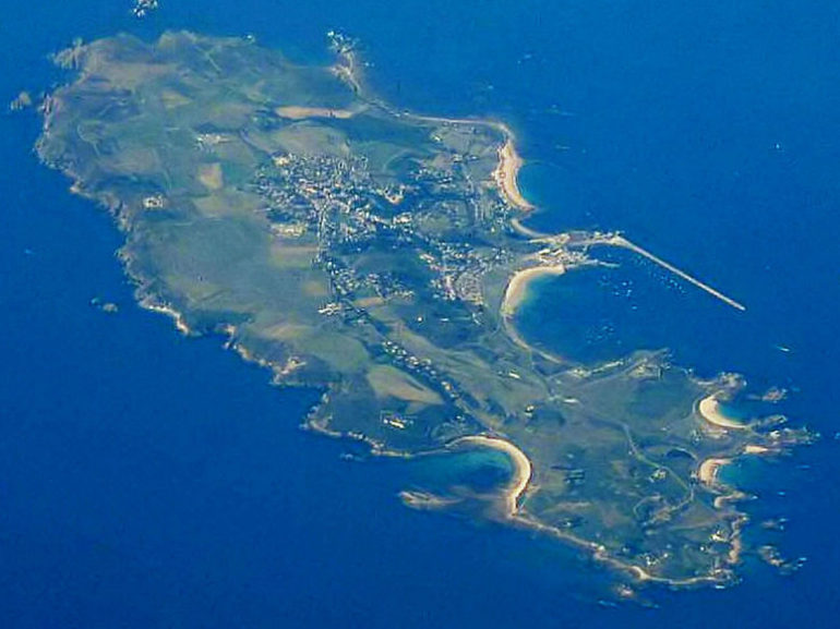 Вид на остров Олдерни с высоты.