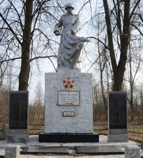 д. Холочье Чечерский р-н. Памятник, установленный в 1959 году на братской могиле, в которой похоронено 47 советских воинов, погибших в годы войны.