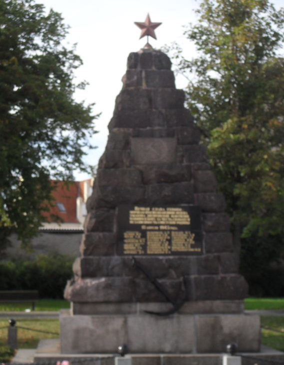 г. Эйзенхюттенштадт. Памятник на братской могиле советских воинов.