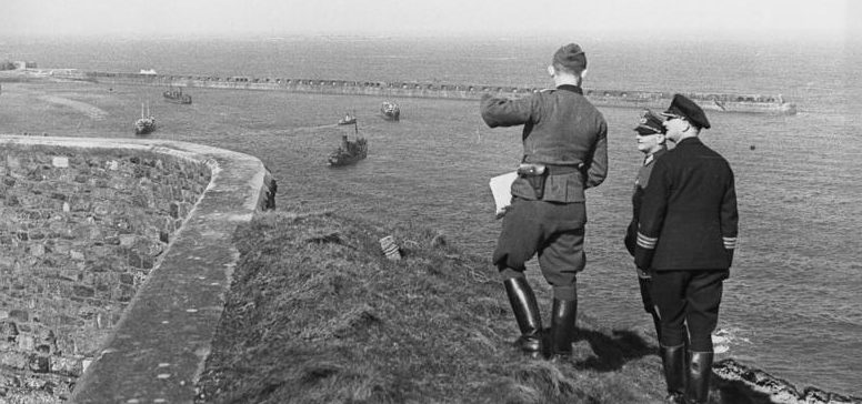 Немцы осматривают гавань из Форта Альберта. 1942 г. 