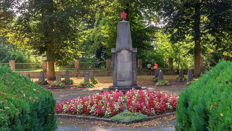 г. Хайльбад-Хайлигенштадт. Памятник на кладбище, где захоронены советские военнопленные погибшие в концлагере «Dingelstädter Straße 28».
