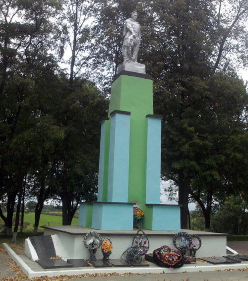 г. Чечерск Замковая гора. Памятник, установленный на братской могиле, в которой похоронено 17 советских воинов, погибших при освобождении города.