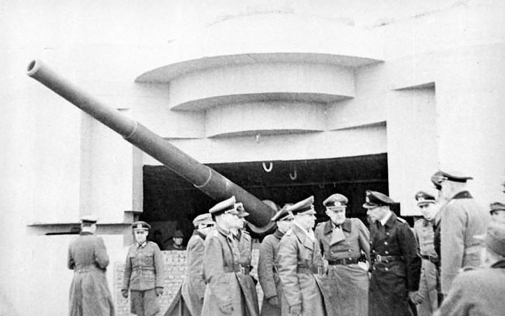 Роммель инспектирует крепость. 10 февраля 1944 г. 