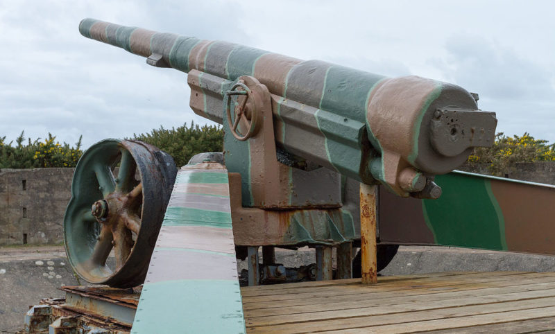 150-мм французское орудие на позиции.