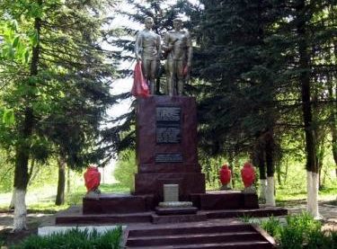 д. Раклевичи Дятловского р-на. Памятник, установленный в 1974 году в память о 56 земляках, не вернувшимся с войны.