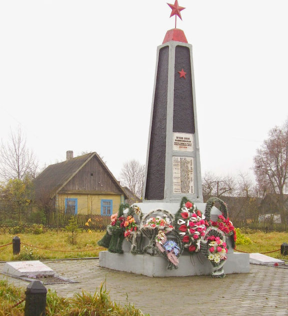 д. Рожанка Щучинского р-на. Памятник, установленный на братской могиле, в которой похоронено 6 советских воинов.