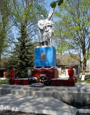 д. Роготно Дятловского р-на. Памятник, установленный в 1967 году в память о 12 земляках, не вернувшимся с войны.