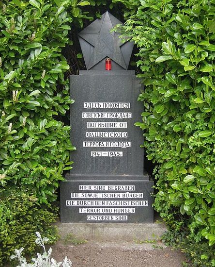 г. Фёльклинген. Памятник на месте братской могилы советских воинов.