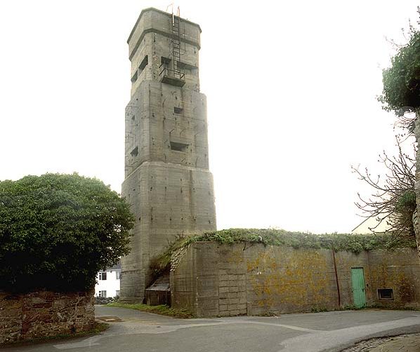Бункер и наблюдательная башня зенитчиков Люфтваффе.