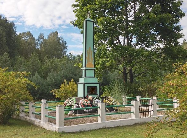 д. Шкленск Щучинского р-на. Памятник, установленный на братской могиле, в которой похоронено 79 мирных жителей, расстрелянных 18 июля 1943 г.