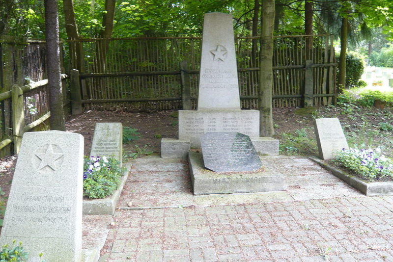 г. Ауэ. Памятник на месте братской могилы советских воинов.