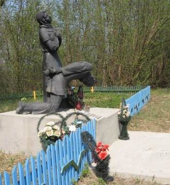 д. Трахимовичи Дятловского р-на. Памятник, установленный на братской могиле, в которой похоронен 161 мирный житель, расстрелянный немецко-фашистскими захватчиками.