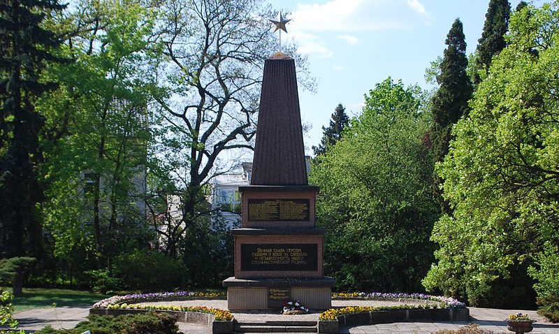 г. Эркнер. Памятник, установленный на братской могиле, в которой захоронено 34 советских воина.