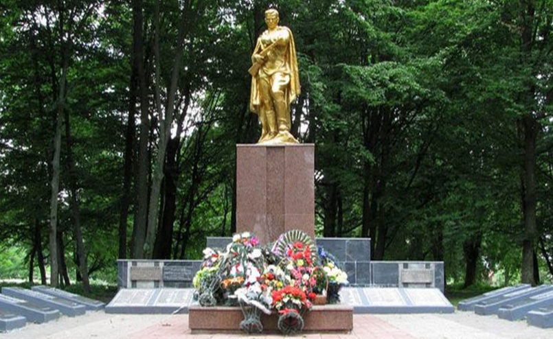 г. Щучин. Памятник на улице 17 сентября, установлен у братских могил, в которых похоронено 229 советских воинов и 6 партизан. 