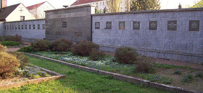 г. Айленбург. Памятник, установленный на месте братской могилы, в которой похоронено 40 советских воинов.