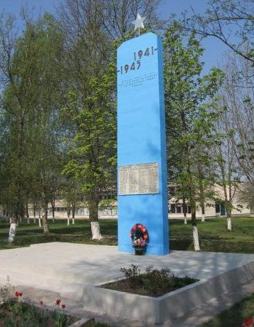 д. Хвиневичи Дятловского р-на. Памятник, установленный в 1968 году в память о 60 земляках, не вернувшимся с войны.