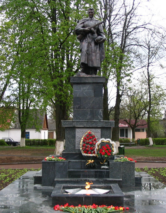 г. Щучин. Памятник по улице Советской, установленный на братской могиле, в которой похоронено 235 воинов и партизан. 