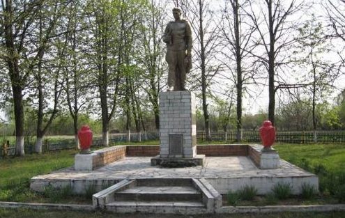 д. Ходевляны Дятловского р-на. Памятник, установленный в 1968 году в память о 57 земляках, не вернувшимся с войны.