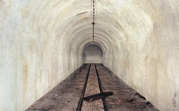 Тоннель для хранения топлива (длина 18 м, высота – 2,4 м).